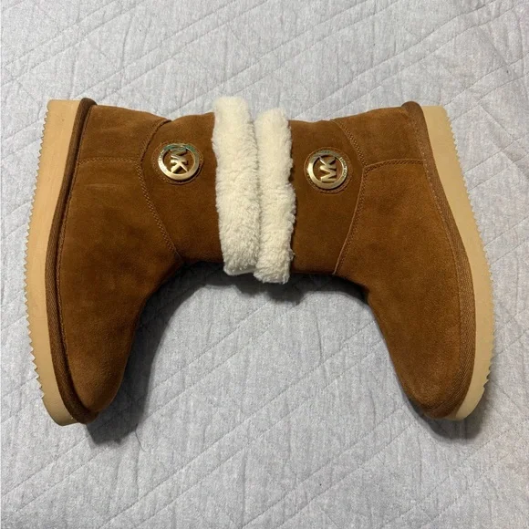 Michael Kors Brown Winter Boots with Cream Lining women’s boots. Size 8. - Picture 2 of 5